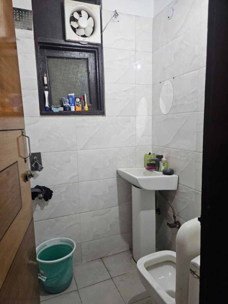 Bathroom, indirapuram shakti khand 1 1 Bedroom 1200 Sq.Ft. Builder Floor In Indirapuram Shakti Khand 1 Ghaziabad 10524201