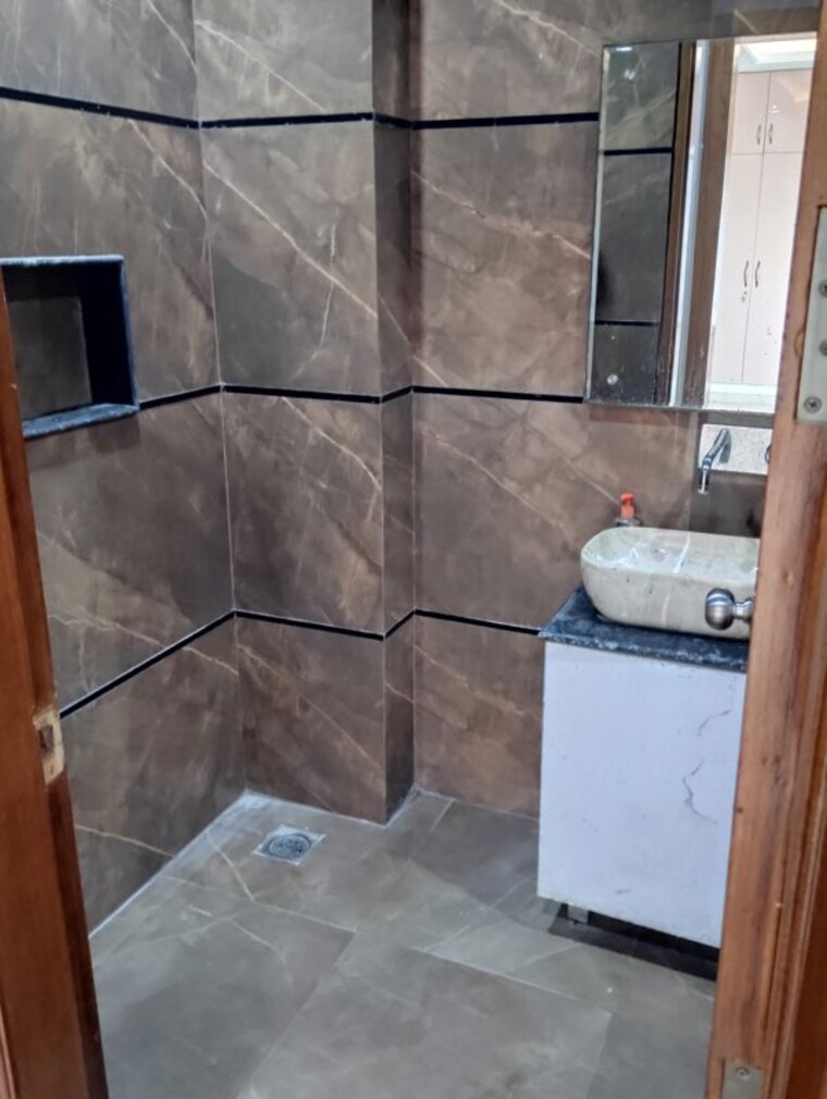 Bathroom, sector 16 4 Bedroom 2250 Sq.Ft. Builder Floor In Sector 16 Faridabad 10524209
