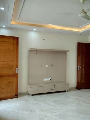 Master Bedroom in 4 BHK Builder Floor at Sector 16 – for Rent