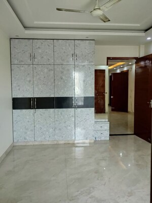 Bedroom in 4 BHK Builder Floor at Sector 16 – for Rent