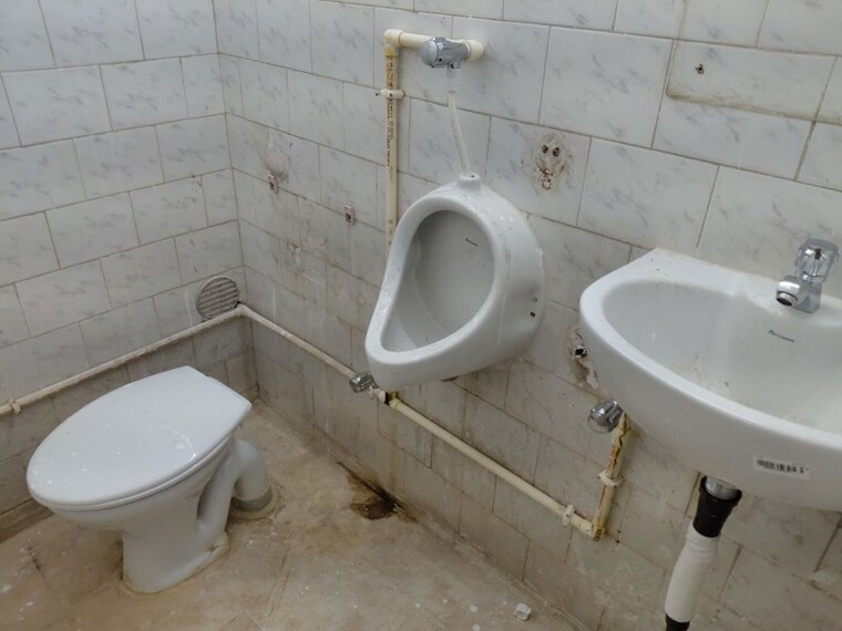 Bathroom, camac street Commercial Office Space 600 Sq.Ft. In Camac Street Kolkata 10524306