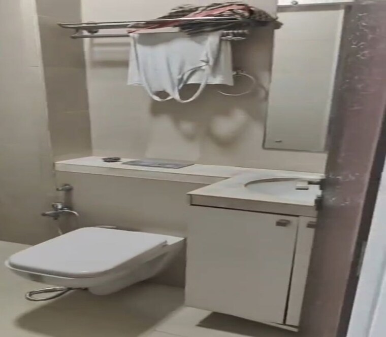 Bathroom, dadar east 2 Bedroom 675 Sq.Ft. Apartment In Dadar East Mumbai 10524307