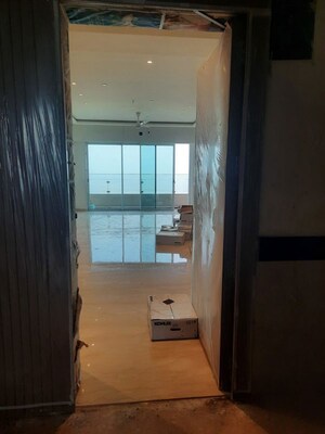 Room in 3.5 BHK Apartment at Lokhandwala Minerva Mahalaxmi, Mahalaxmi – for Rent