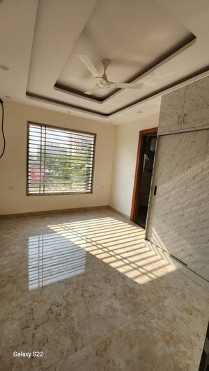 Room in 3 BHK Builder Floor at Sector 21 – for Rent
