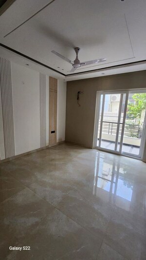 Room in 3 BHK Builder Floor at Sector 21 – for Rent