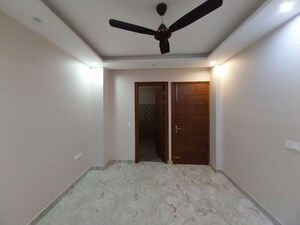 Room in 3 BHK Builder Floor at Sector 21 – for Rent