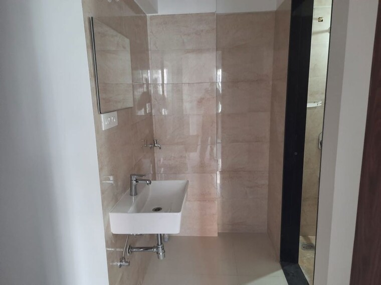 Bathroom, dahanukar colony 2 Bedroom 907 Sq.Ft. Apartment In Dahanukar Colony Pune 10524338