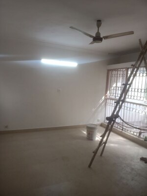Room in 3 BHK Apartment at Vasant Kunj – for Rent