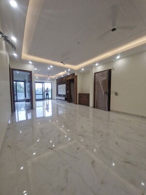 Room in 4 BHK Apartment at Trident Embassy, Sector 1 Greater Noida – for Rent