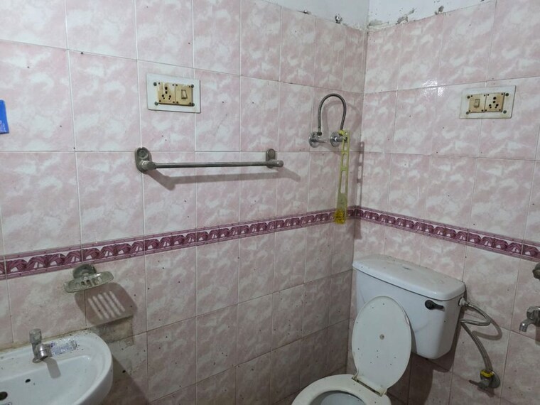 Bathroom, palam vihar 1 RK 66 Sq.Yd. Builder Floor In Palam Vihar Delhi 10524489