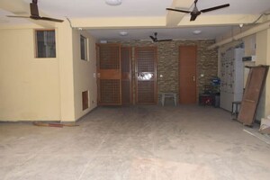 Room in 3 BHK Builder Floor at Sector 42 – for Rent