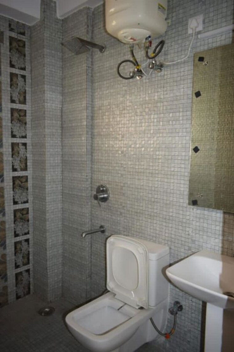 Bathroom, sector 42 3 Bedroom 160 Sq.Yd. Builder Floor In Sector 42 Gurgaon 10524595