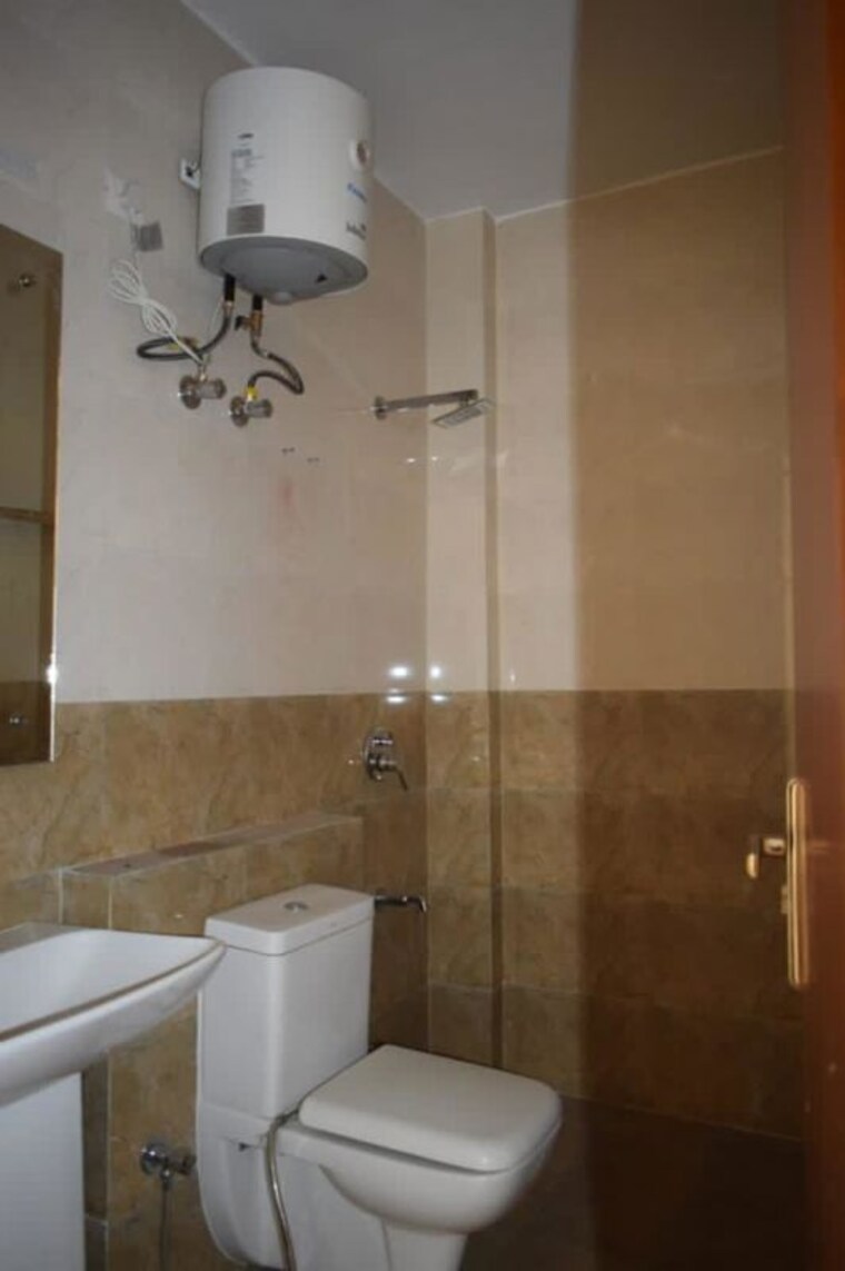 Bathroom, sector 42 3 Bedroom 160 Sq.Yd. Builder Floor In Sector 42 Gurgaon 10524595