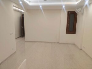 Room in 4 BHK Builder Floor at Panchsheel Enclave – for Rent