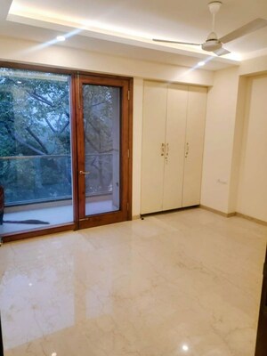 Room in 4 BHK Builder Floor at Panchsheel Enclave – for Rent
