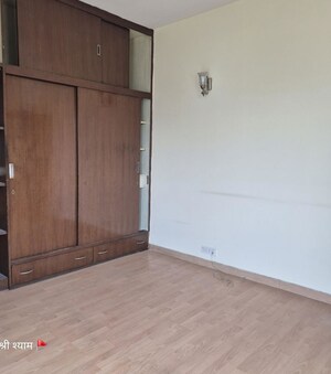 Room in 3 BHK Builder Floor at Sector 21 – for Rent