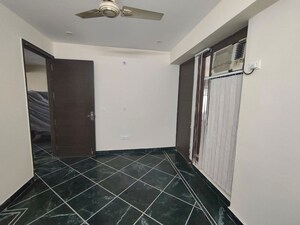 Building Lobby in 1 RK Builder Floor at Sector 57 – for Rent