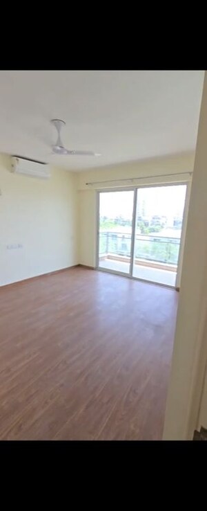 Room in 4 BHK Apartment at Godrej Golf Link Villas, Sector 27 Yamuna Expressway – for Sale