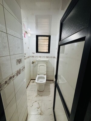 Bathroom in 1 BHK Apartment at Mulund West – for Rent