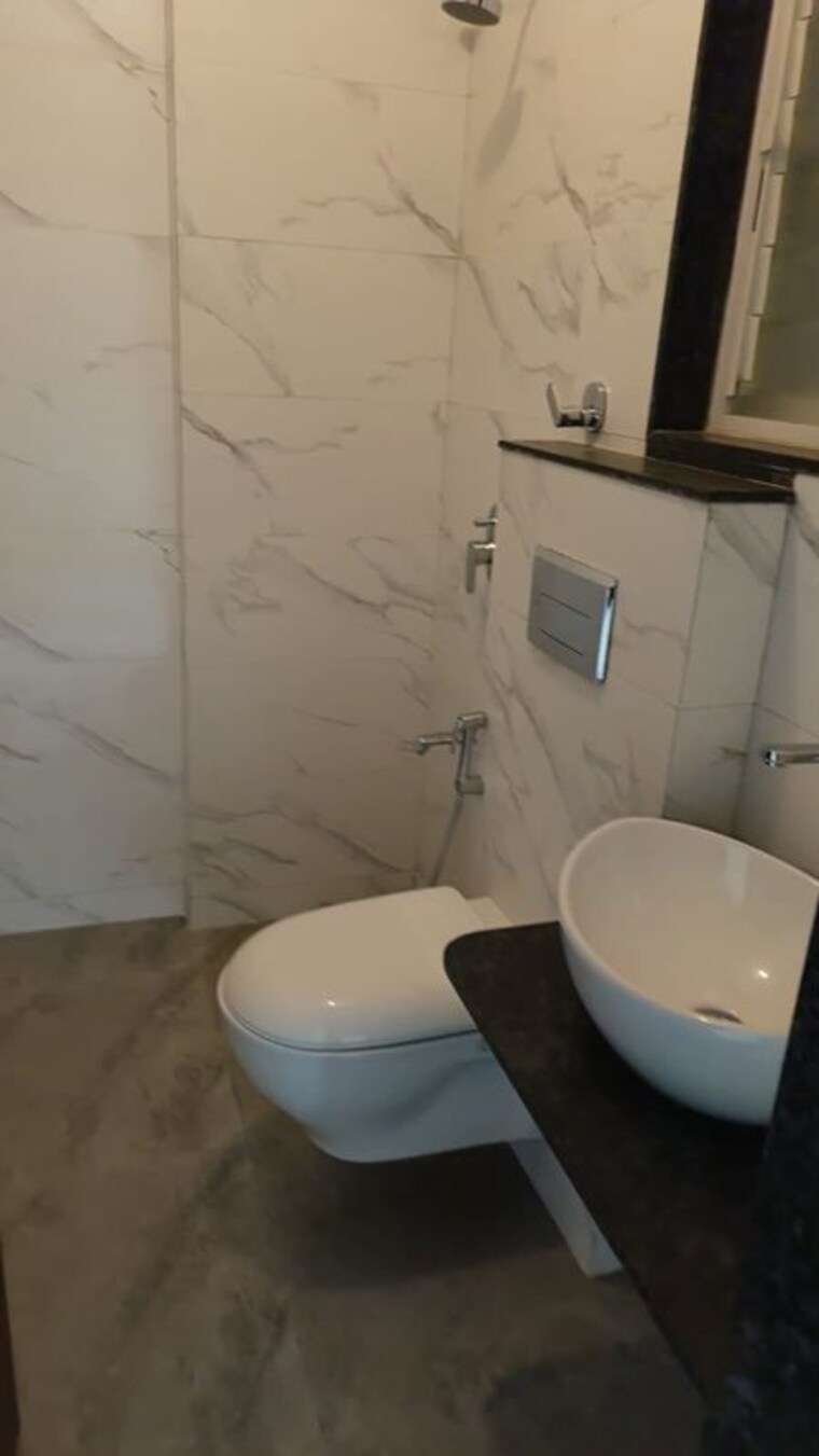 Bathroom, model colony 3 Bedroom 1200 Sq.Ft. Apartment In Model Colony Pune 10524964