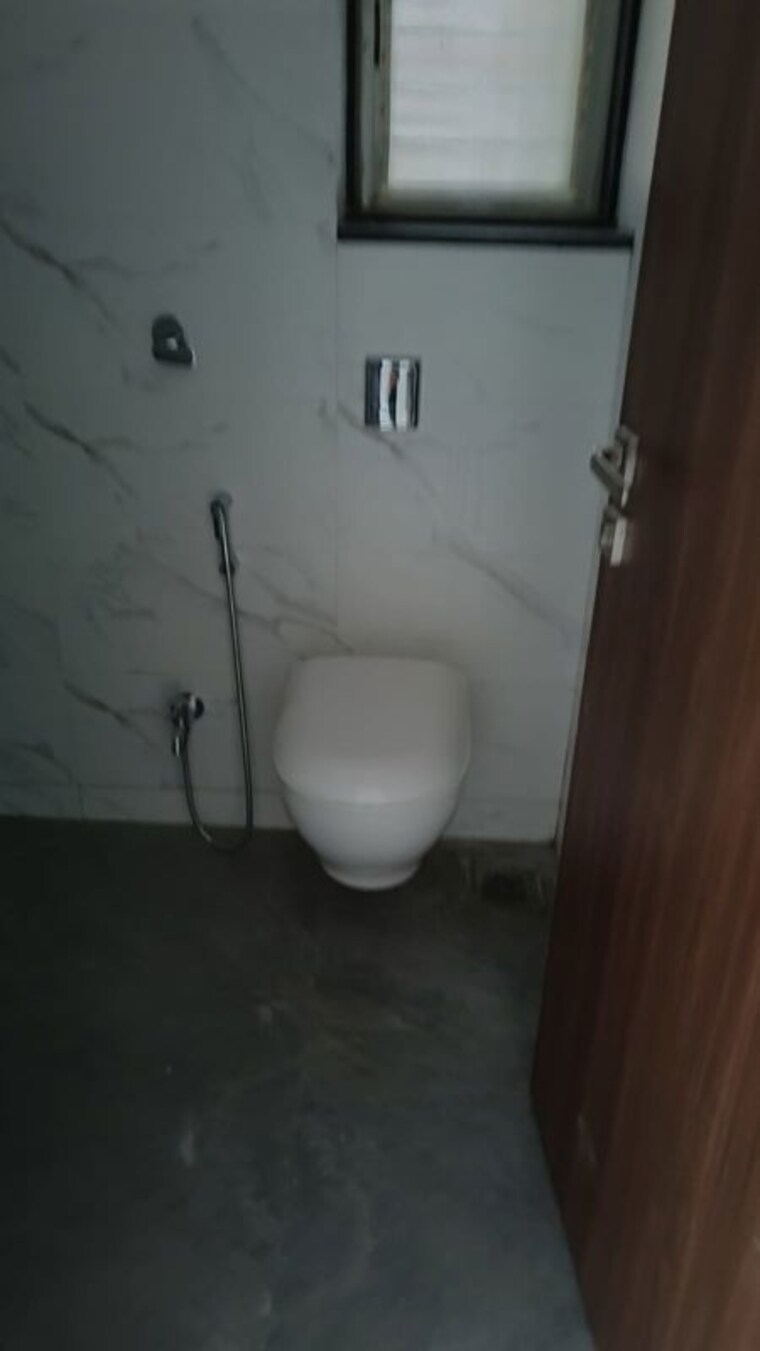 Bathroom, model colony 3 Bedroom 1200 Sq.Ft. Apartment In Model Colony Pune 10524964