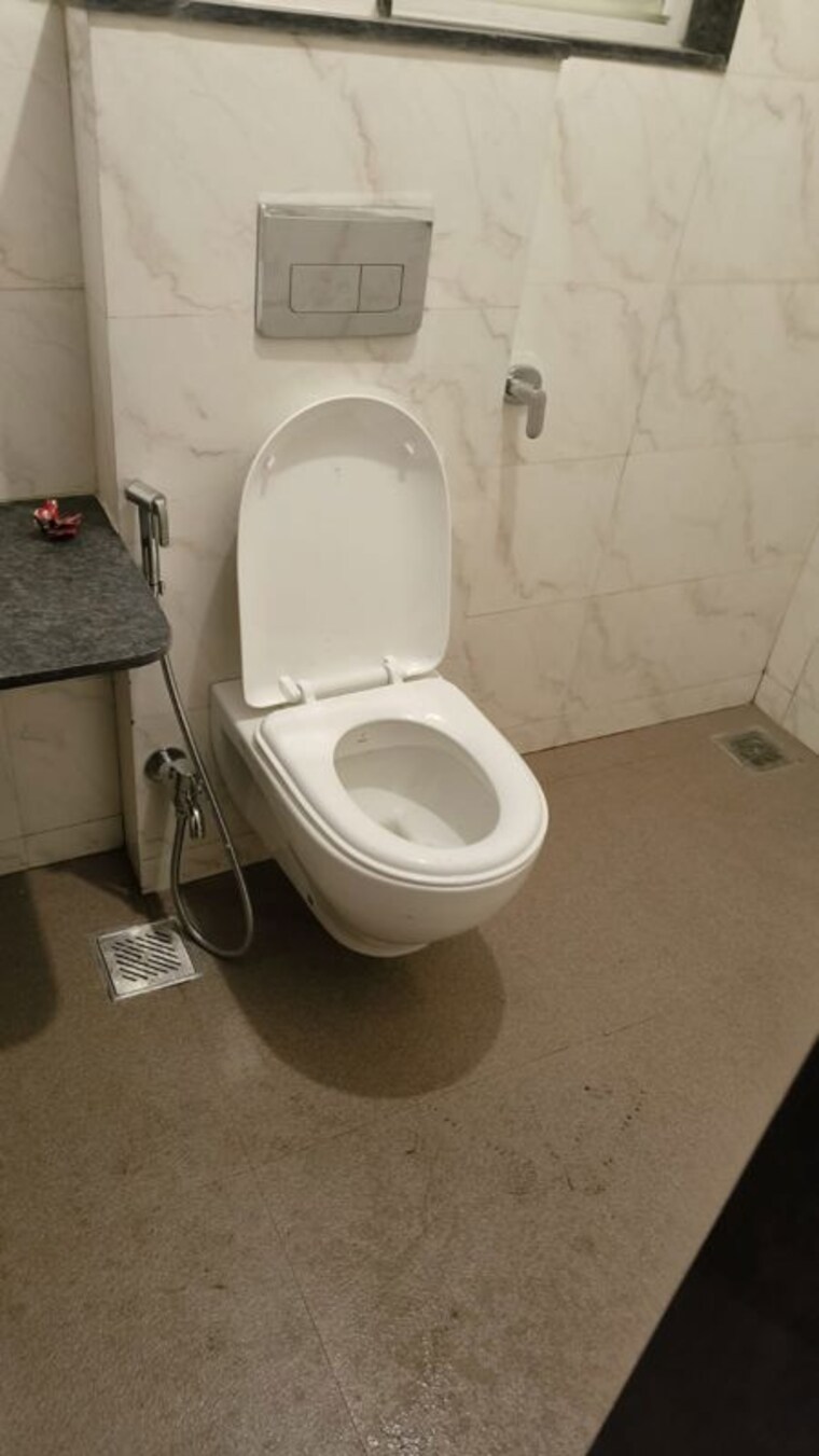 Bathroom, model colony 3 Bedroom 1200 Sq.Ft. Apartment In Model Colony Pune 10524964