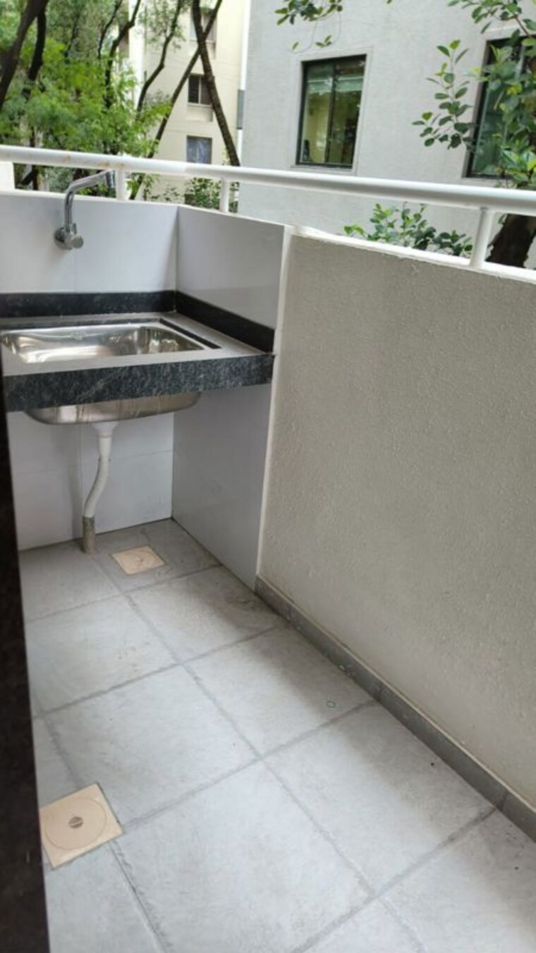 Balcony, model colony 3 Bedroom 1200 Sq.Ft. Apartment In Model Colony Pune 10524964