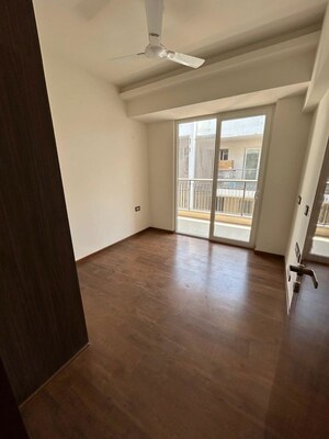 Room in 4 BHK Builder Floor at DLF Independent Floors, Dlf City Phase 3 – for Rent