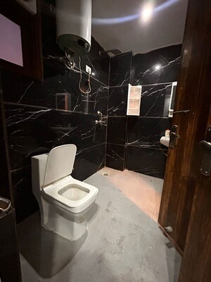 Team Area in 3 BHK Apartment at Chattarpur – for Rent