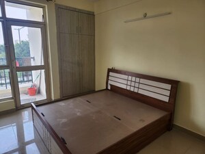 Room in 3 BHK Apartment at Amar Shaheed Path – for Rent