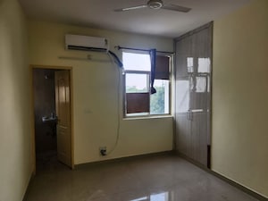 Room in 3 BHK Apartment at Amar Shaheed Path – for Rent