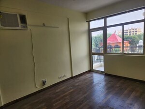 Room in 3 BHK Apartment at Amar Shaheed Path – for Rent