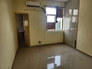 Room in 3 BHK Apartment at Amar Shaheed Path – for Rent