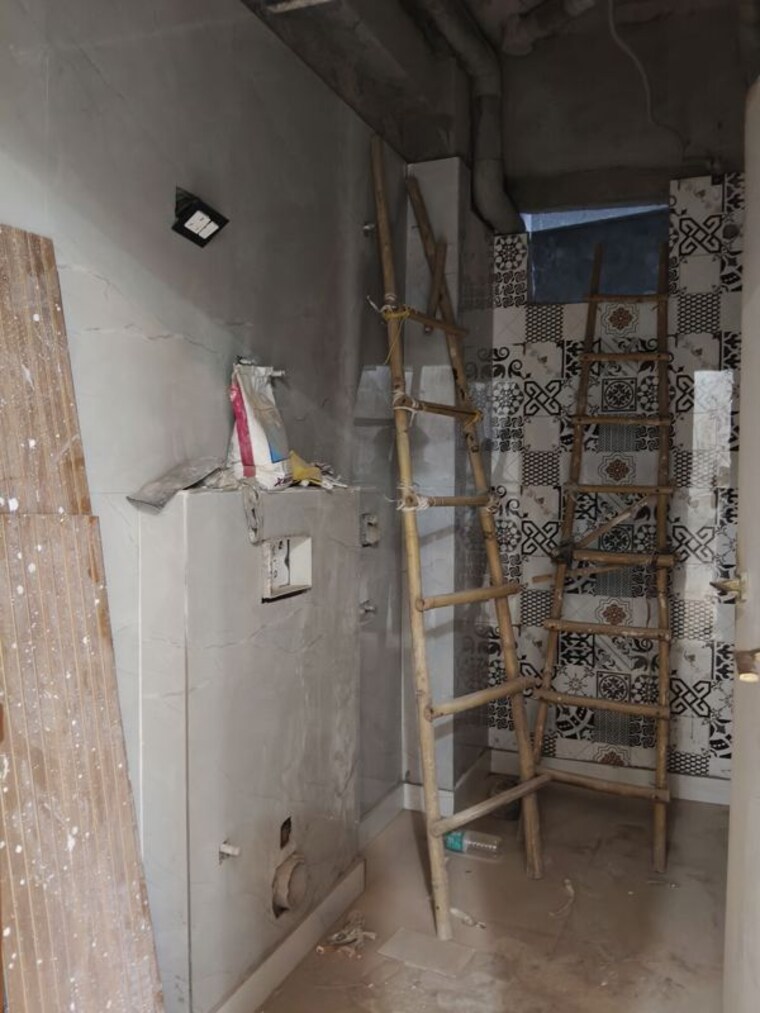 Bathroom, sector 73 3 Bedroom 1500 Sq.Ft. Builder Floor In Sector 73 Noida 10525377