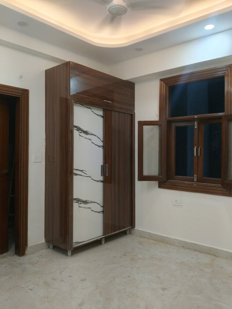Room, sector 73 3 Bedroom 1500 Sq.Ft. Builder Floor In Sector 73 Noida 10525377