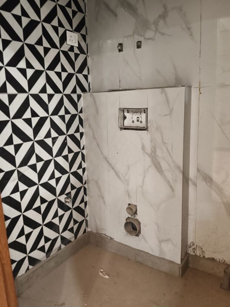 Bathroom, sector 73 3 Bedroom 1500 Sq.Ft. Builder Floor In Sector 73 Noida 10525377