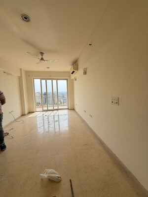 Room in 3.5 BHK Apartment at DLF The Skycourt, Sector 86 – for Rent