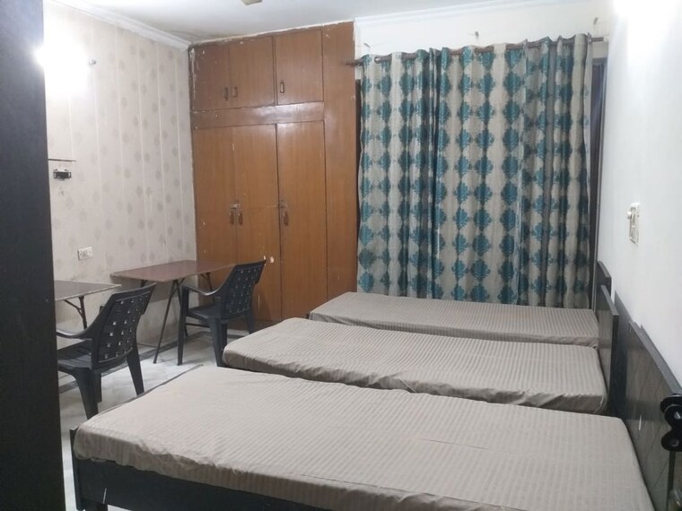 Bedroom, sector 16 Pg For Boys In Sector 16 10525402