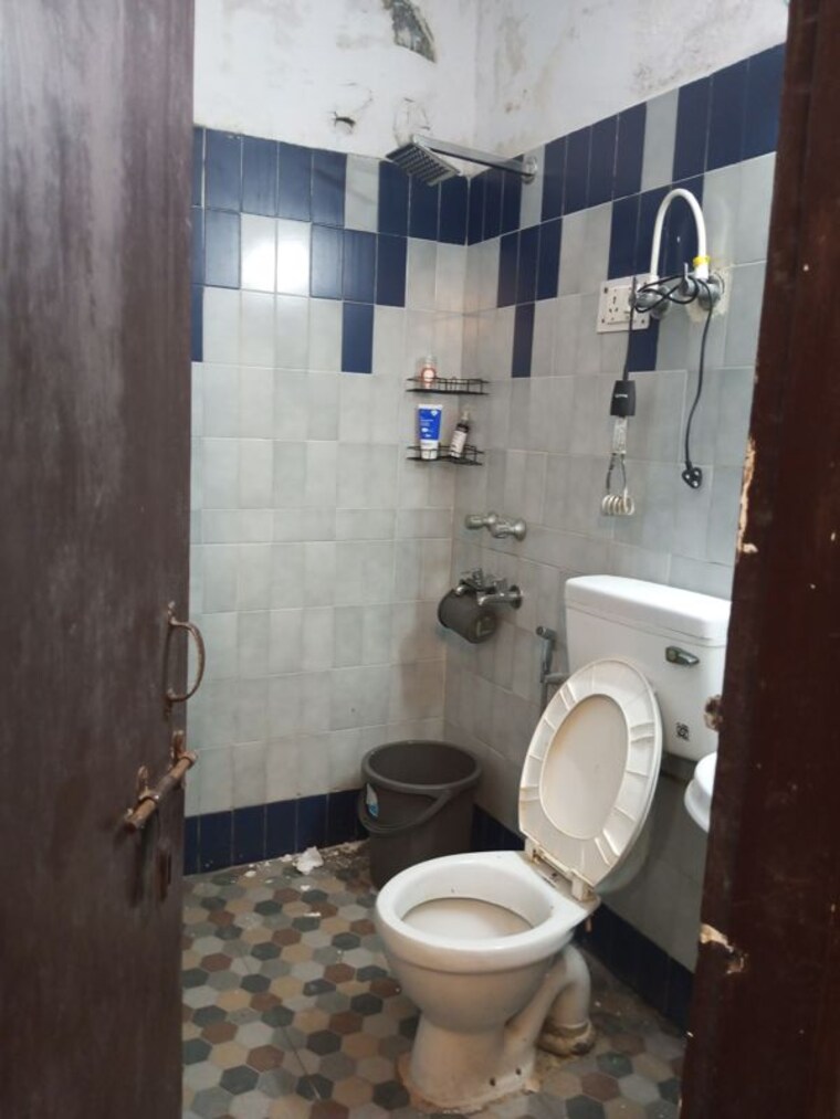 Bathroom, palam-vihar-residents-association 3 Bedroom 1500 Sq.Ft. Builder Floor In Palam Vihar Gurgaon 10525439