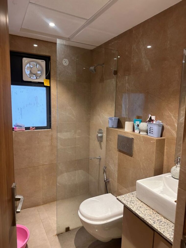Bathroom, suncity-vatsal-valley 2 Bedroom 1130 Sq.Ft. Apartment In Gwal Pahari Gurgaon 10514022