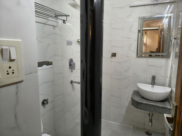 Bathroom, defence colony 2 Bedroom 1200 Sq.Ft. Independent House In Defence Colony Delhi 10525537