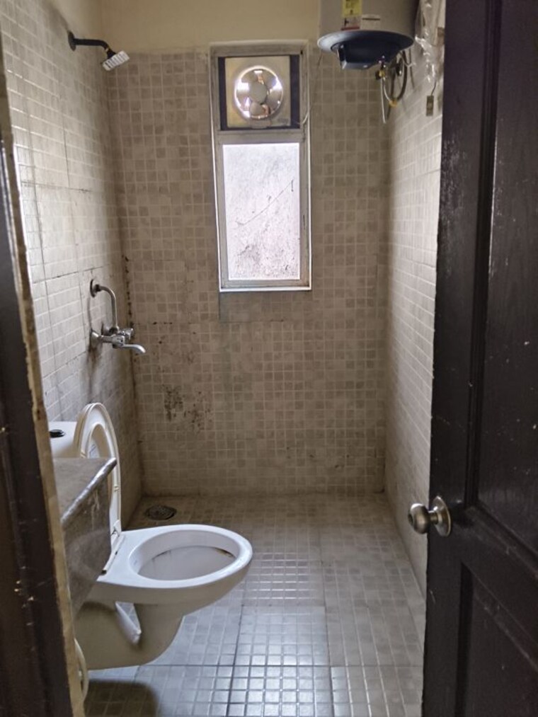 Bathroom, paras-tierea 2.5 Bedroom 1070 Sq.Ft. Apartment In Sector 137 Noida 10525539