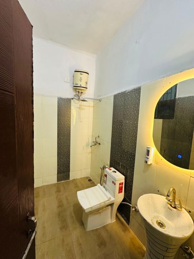 Bathroom, dhakoli 2 Bedroom 900 Sq.Ft. Builder Floor In Dhakoli Zirakpur 10525626