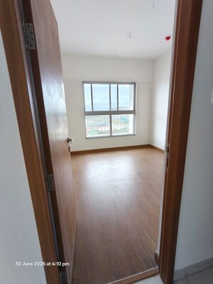 Room in 2 BHK Apartment at Gera Planet Of Joy, Kharadi – for Rent