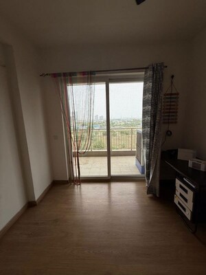 Room in 3.5 BHK Apartment at Emaar Palm Gardens, Sector 83 – for Rent