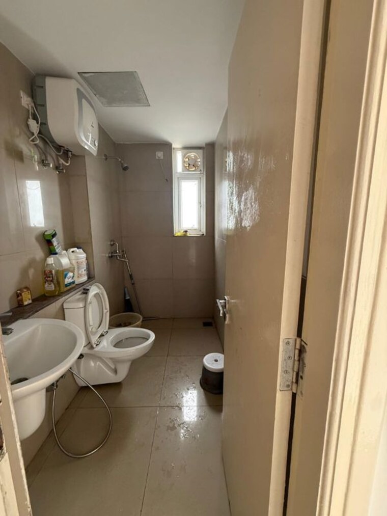 Bathroom, emaar-palm-gardens 3.5 Bedroom 1850 Sq.Ft. Apartment In Sector 83 Gurgaon 10525756