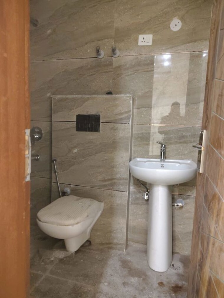 Bathroom, chattarpur 3 Bedroom 1200 Sq.Ft. Builder Floor In Chattarpur Delhi 10525804