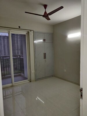 Room in 3 BHK Apartment at Eldeco Live By The Greens, Sector 150 – for Rent