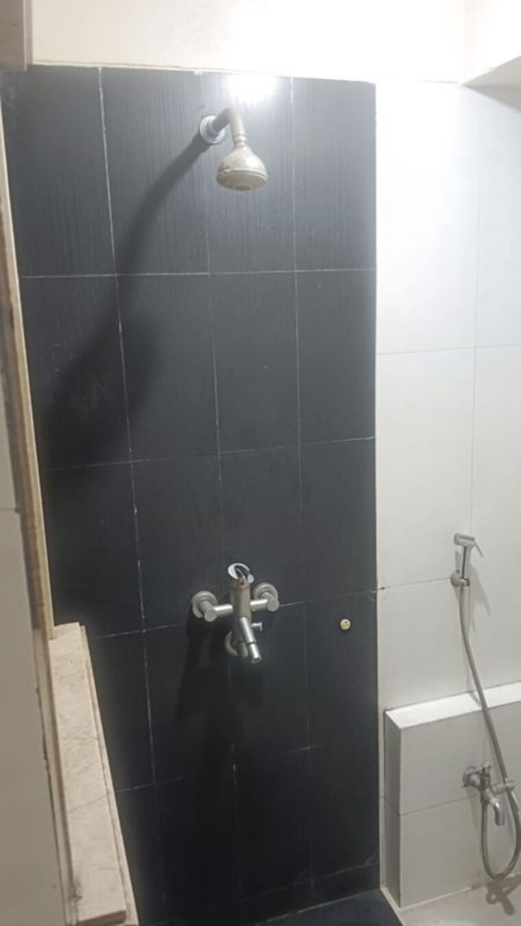 Bathroom, rna-azzure 3 Bedroom 2100 Sq.Ft. Apartment In Bandra East Mumbai 10514392