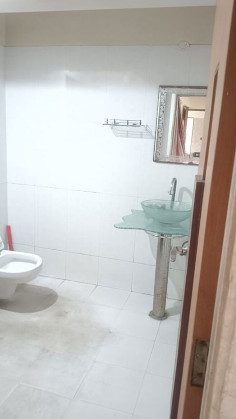 Bathroom, rna-azzure 3 Bedroom 2100 Sq.Ft. Apartment In Bandra East Mumbai 10514392